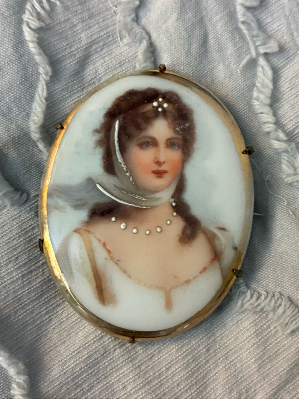 Vintage Queen Louise of Prussia Portrait Brooch - Picture 1 of 3